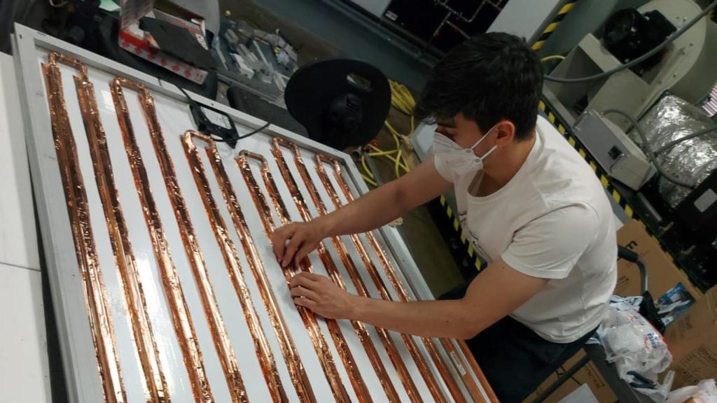 Instalación del sistema en la parte trasera de un panel solar