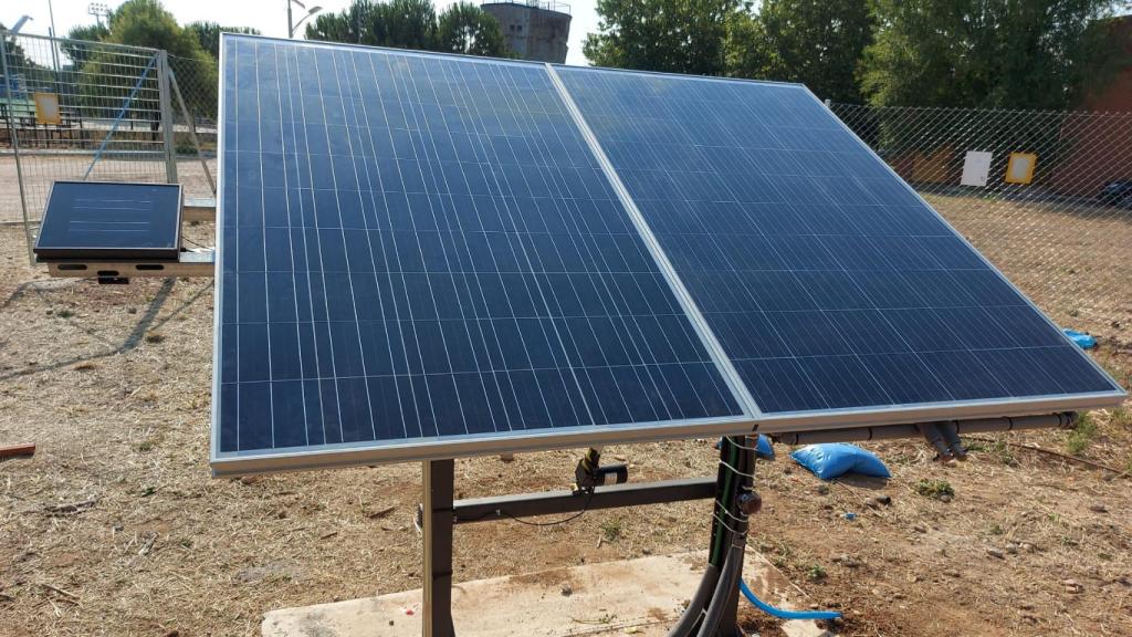 Placa solar con el sistema de refrigeración instalado