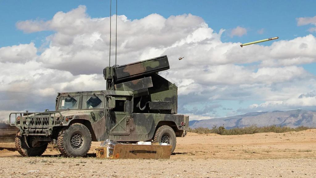 Un vehículo Avenger disparando un misil Stinger