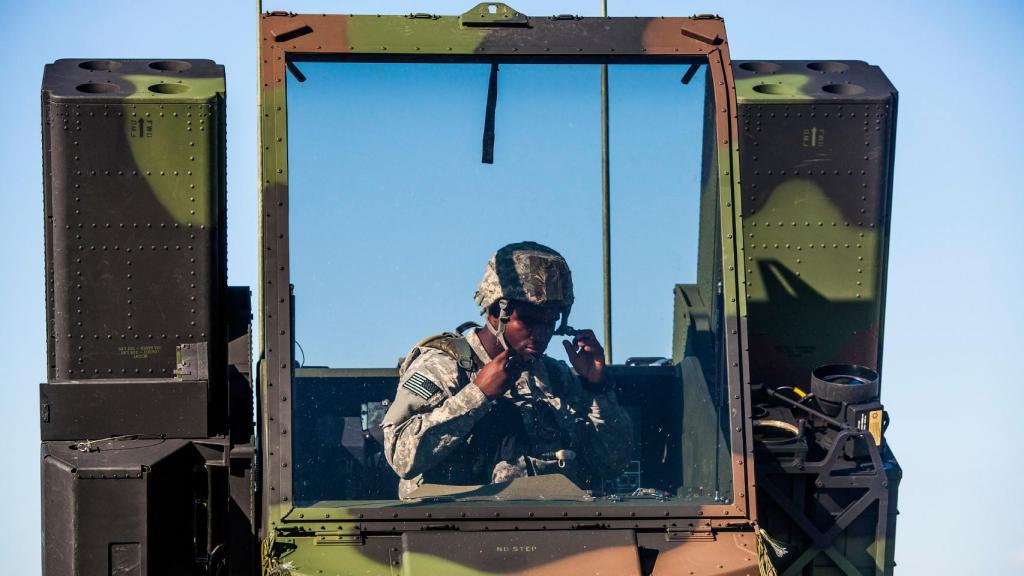 Un operador en la zona de disparo de un vehículo Avenger