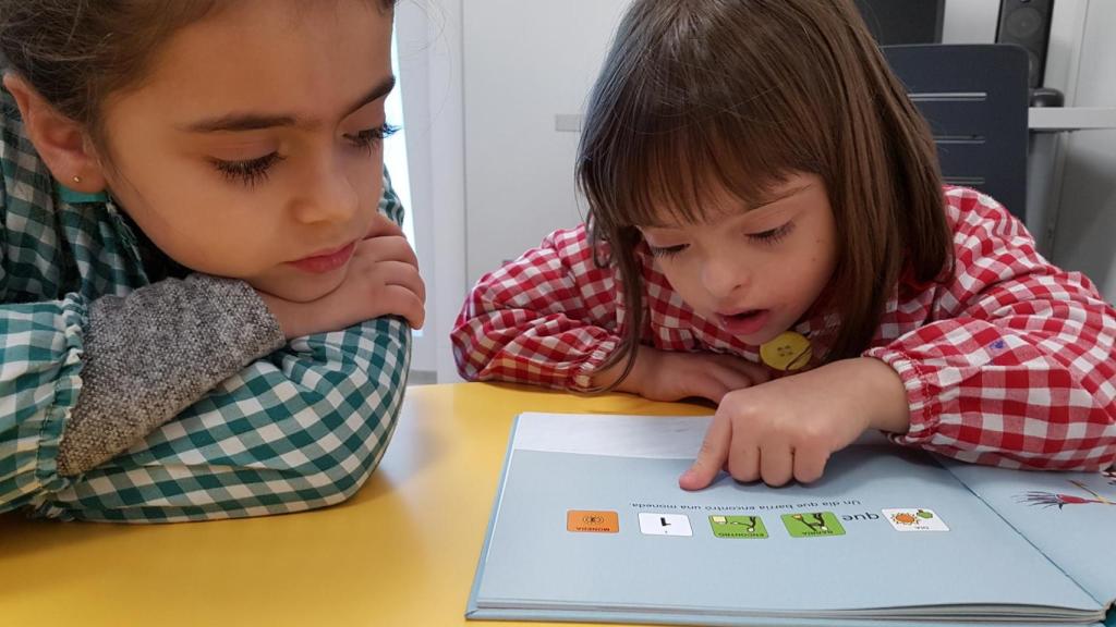 Dos niñas leyendo un cuento.