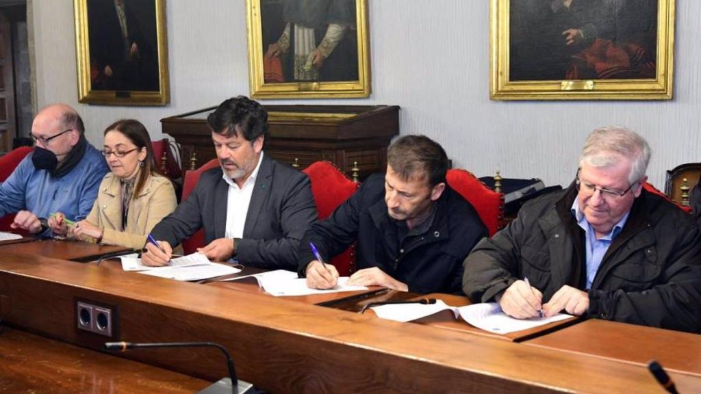 El gerente de la USC, Javier Ferreira, y representantes de CC.OO, UGT, CIG y CSIF han firmado el texto acordado previamente en la Mesa xeral de negociación de la USC