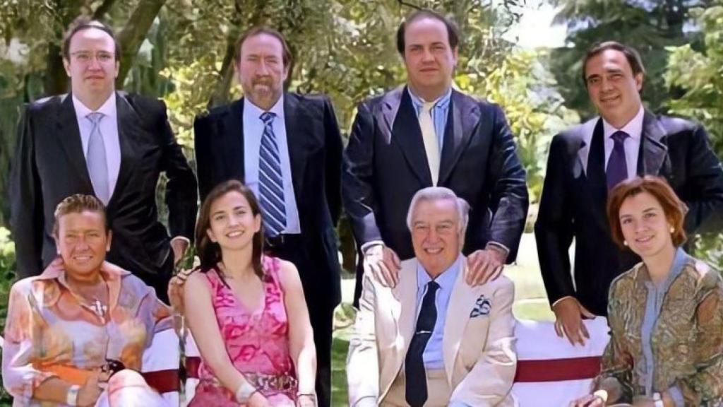 El fallecido David Álvarez con sus siete hijos. Abajo a la izquierda, María José, presidenta del grupo Eulen y víctima del ataque de este lunes.