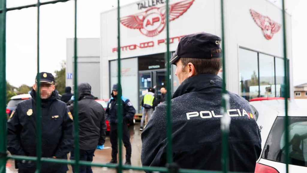 Agentes de policía en un operativo contra el crimen organizado en Pontevedra.
