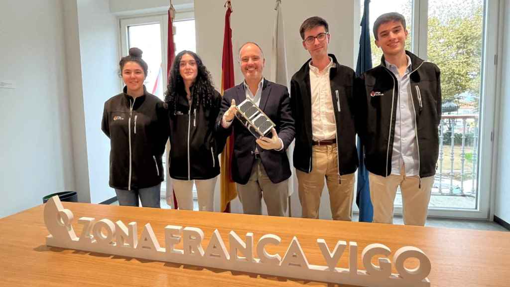 David Regades muestra el prototipo de nanosatélite con los miembros del equipo de Uvigo SpaceLab Lorena Conde, Nerea Portabales, Manuel Diz y Martín Blanco.