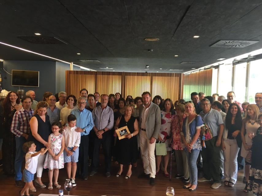 Carmela Sanz junto a los alcaldes, en su jubilación