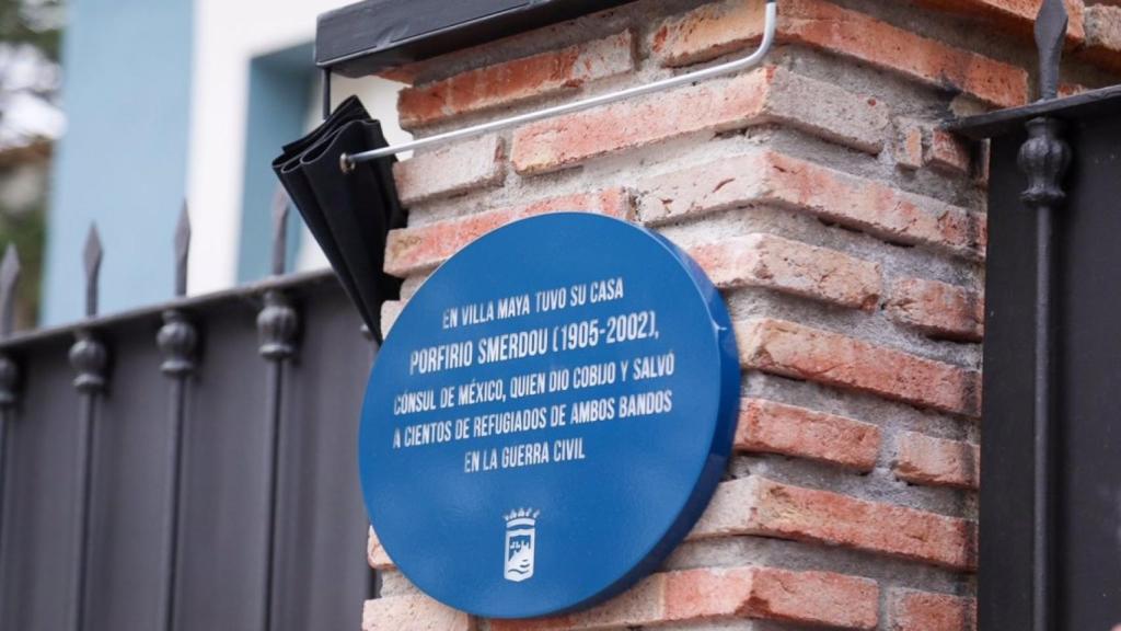 Placa colocada por el Ayuntamiento de Málaga en la antigua casa de Smerdou, Villa Maya.