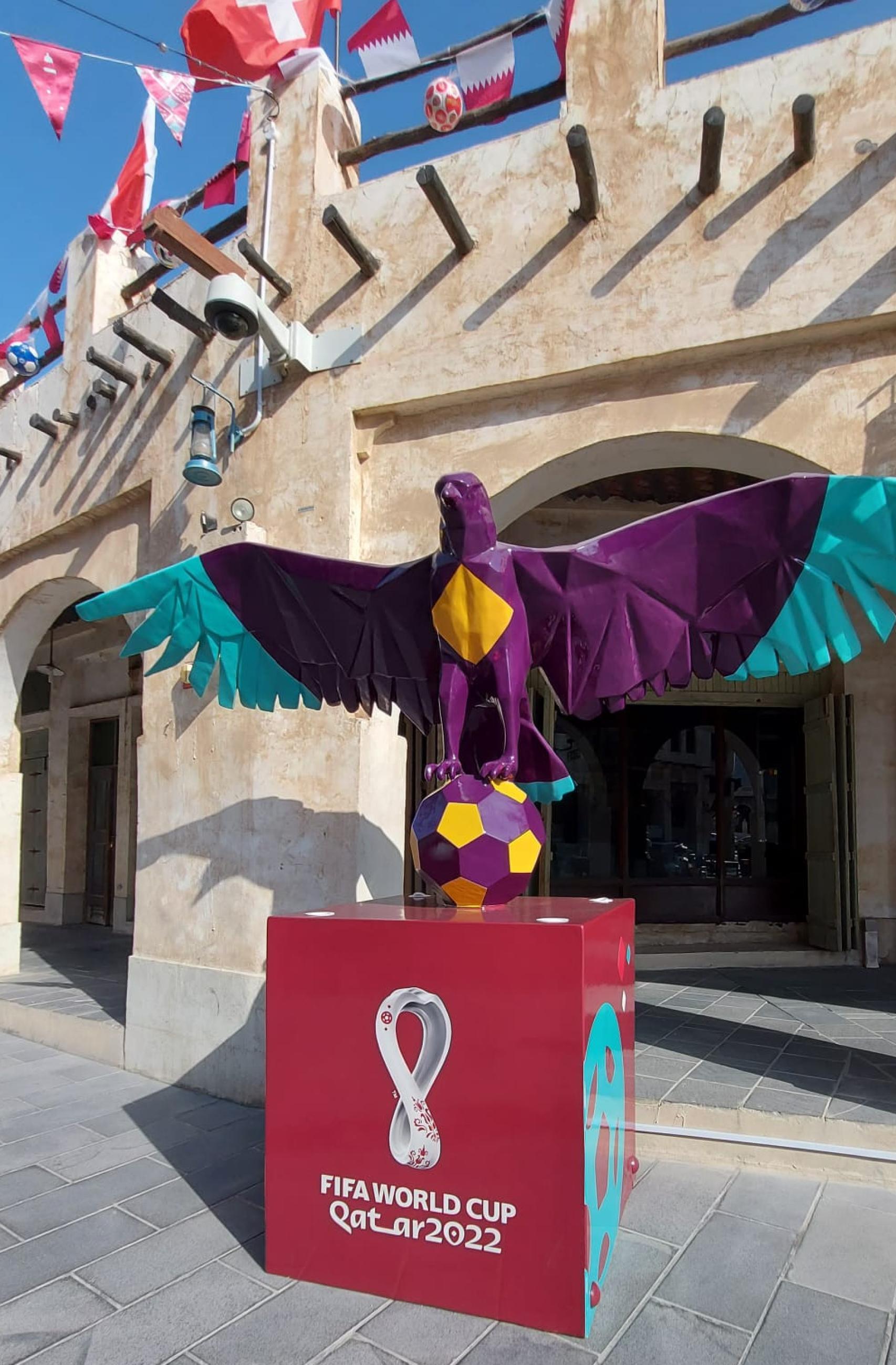 Silueta del Mundial de Qatar en el zoco Souq Waqif de Doha.