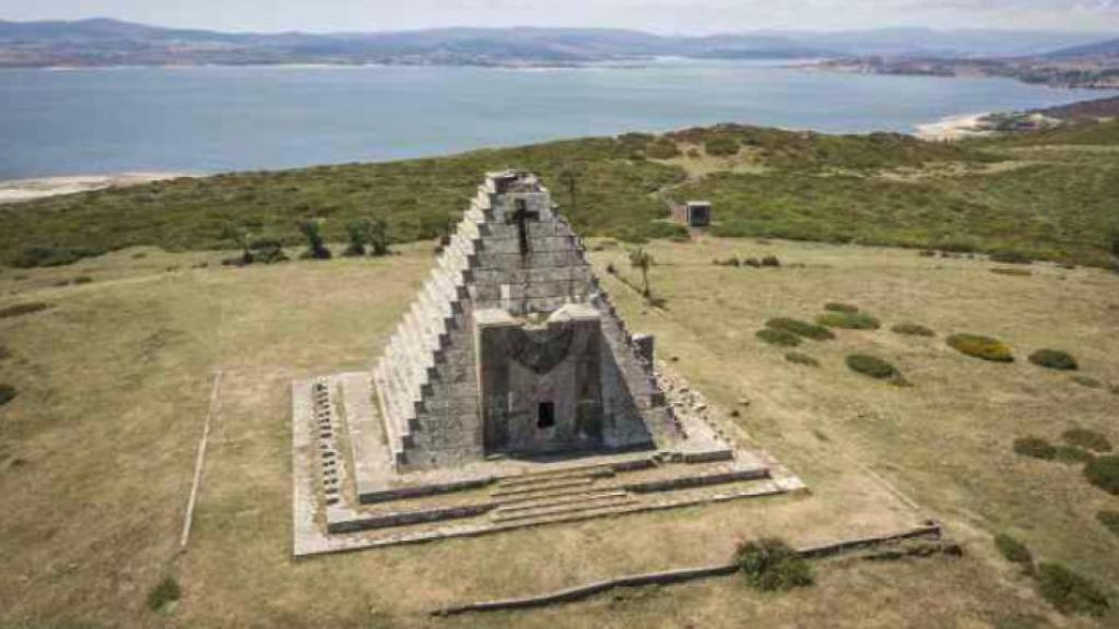 Vista aérea de la Pirámide de los Italianos, en el Puerto del Escudo, Burgos