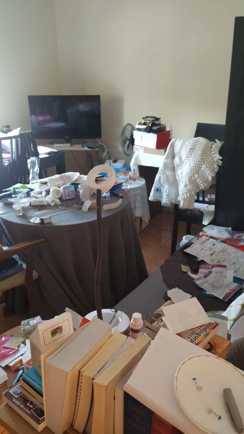 El salón del piso que alquila el cura jubilado en Getafe.