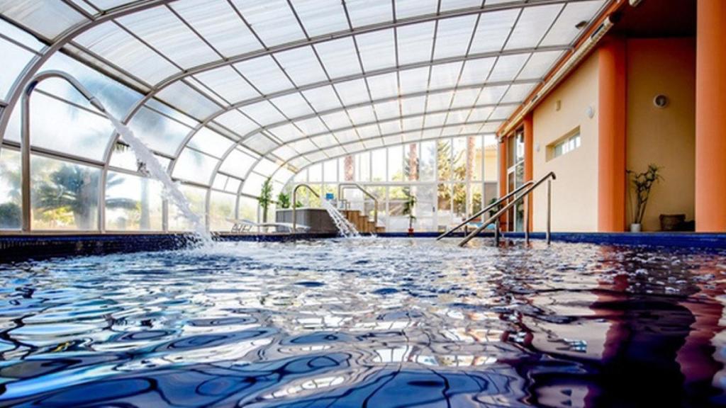 La piscina cubierta con spa del hotel Bonalba.