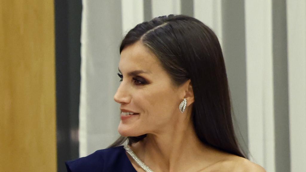 Detalle de los pendientes de la reina Letizia.
