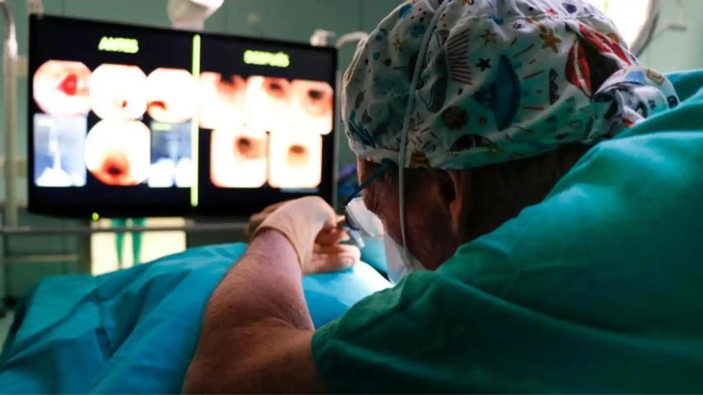 Un médico de la Sanidad valenciana realizando una intervención, en imagen de archivo.