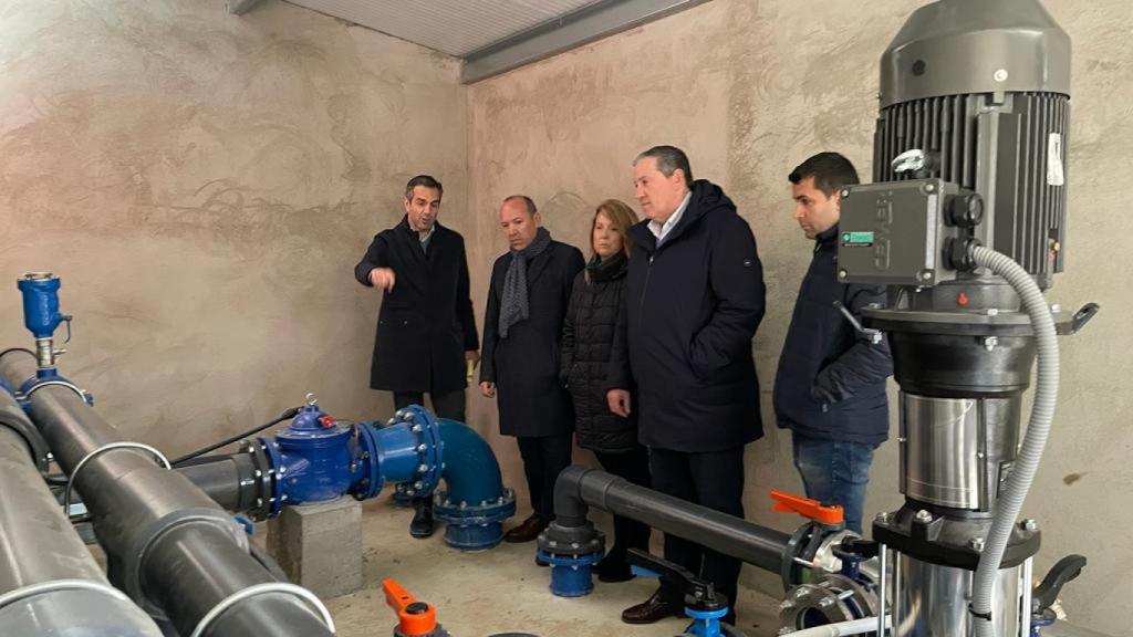 El vicepresidente primero de la Diputación de Zamora, José María Barrios, y el diputado de Medioambiente y Obras Municipales, Javier Faúndez, y alcaldesa del Ayuntamiento de Morales del Vino, Carmen Lorenzo