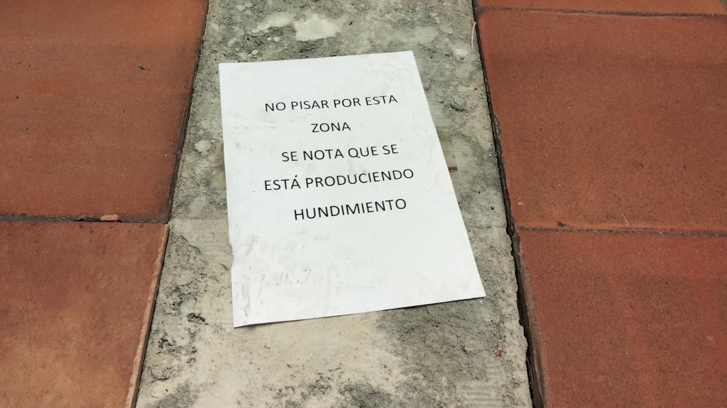 Cartel avisando del hundimiento