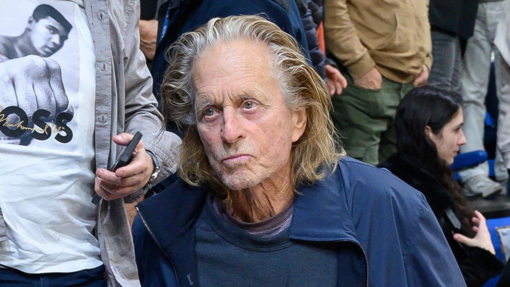 Michael Douglas en su última aparición pública, el pasado 4 de noviembre durante un partido de baloncesto.
