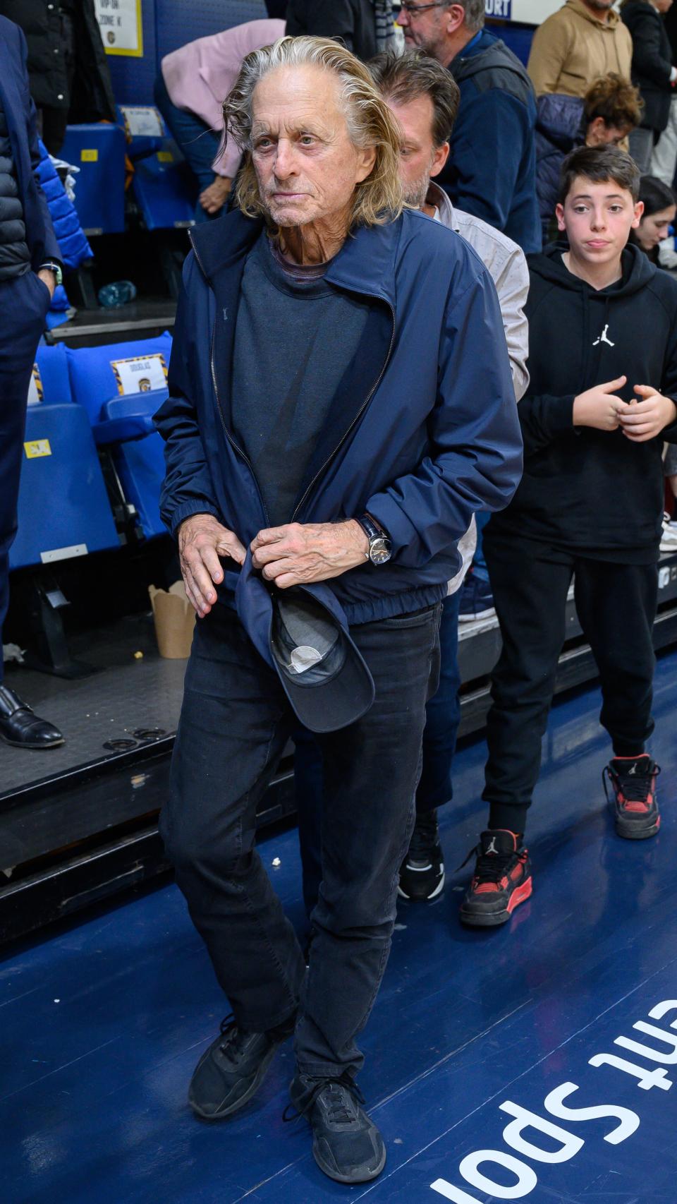 Michael Douglas, visiblemente desmejorado, en París.