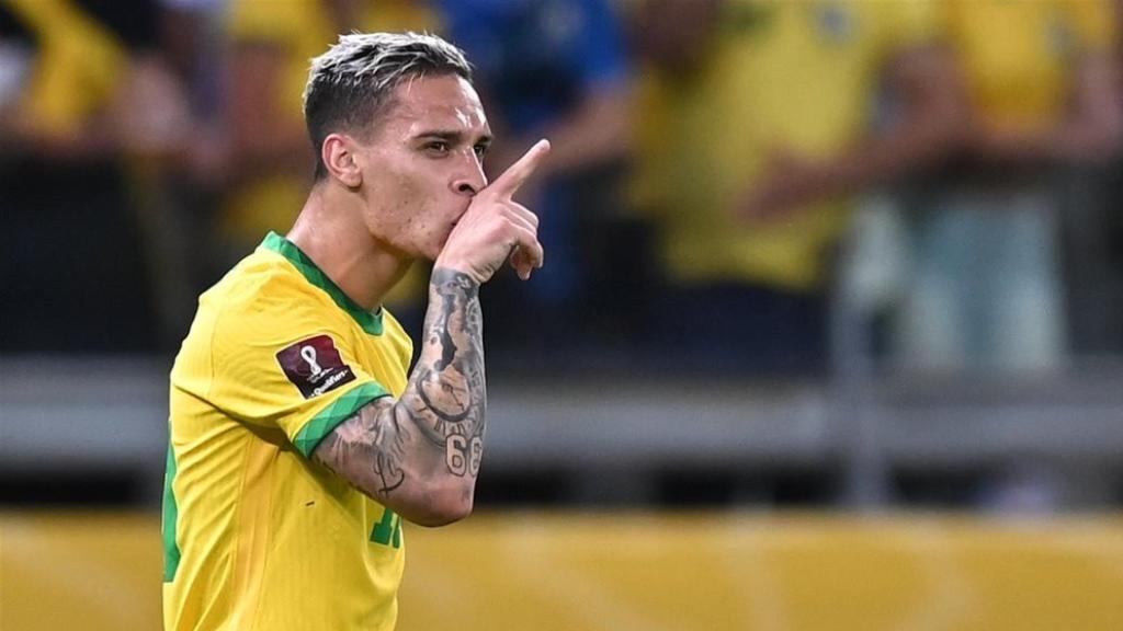 Antony celebra un gol con la selección de Brasil