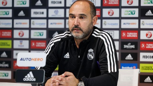 Chus Mateo, en rueda de prensa con el Real Madrid de Baloncesto