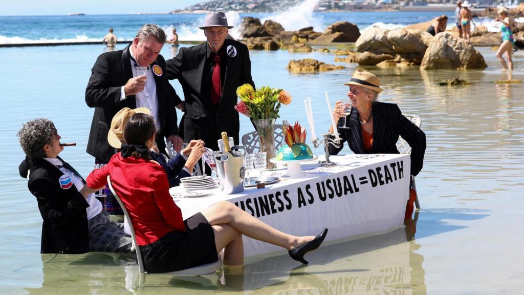 Activistas climáticos de Extinction Rebellion denuncian los combustibles fósiles en Ciudad del Cabo, Sudáfrica.