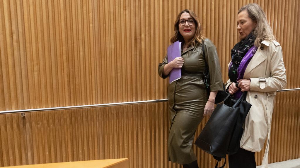 La secretaria de Estado de Igualdad y contra la Violencia de Género, Ángela Rodríguez (i) y la delegada del Gobierno contra la Violencia de Género, Victoria Rosell (d).