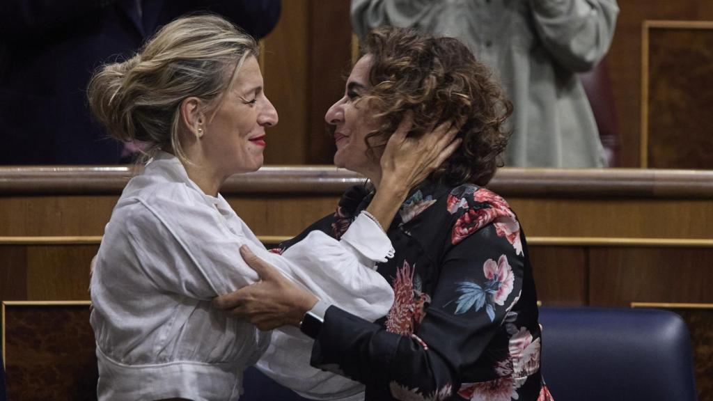 La vicepresidenta segunda y ministra de Trabajo y Economía Social, Yolanda Díaz,  y la ministra de Hacienda, María Jesús Montero , en el Congreso.