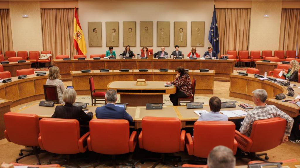 La vicepresidenta primera de la Comisión, Esther Padilla Ruiz, y la presidenta de la Comisión, Pilar Garrido, durante la Comisión de Presupuestos, en el Congreso de los Diputados.