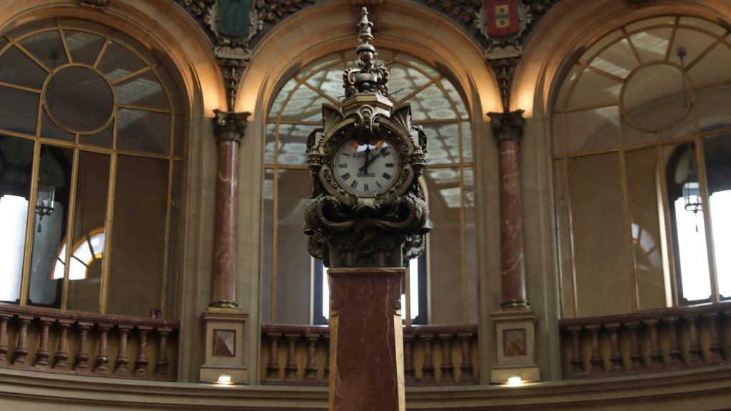 Vista de un reloj en el Palacio de la Bolsa de Madrid.