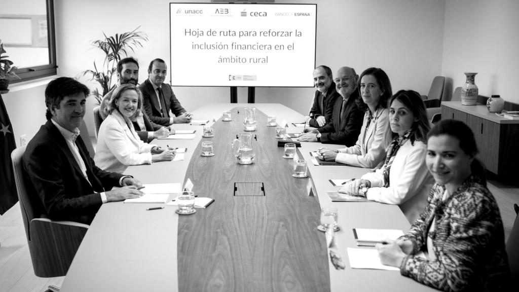 La vicepresidenta del Gobierno, Nadia Calviño, con representantes de la banca.