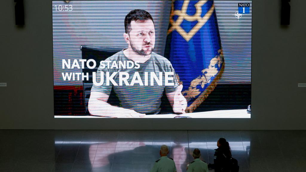 La imagen de Zelenski sobreimpresionada en las oficinas centrales de la OTAN en Bruselas.