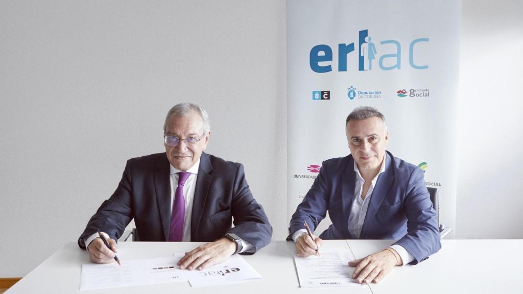 El decano de la Escuela de Relaciones Laborales de A Coruña, Jesús Vázquez Fome, y el presidente del Grupo Escuela Internacional de Protocolo, Gerardo Correas.