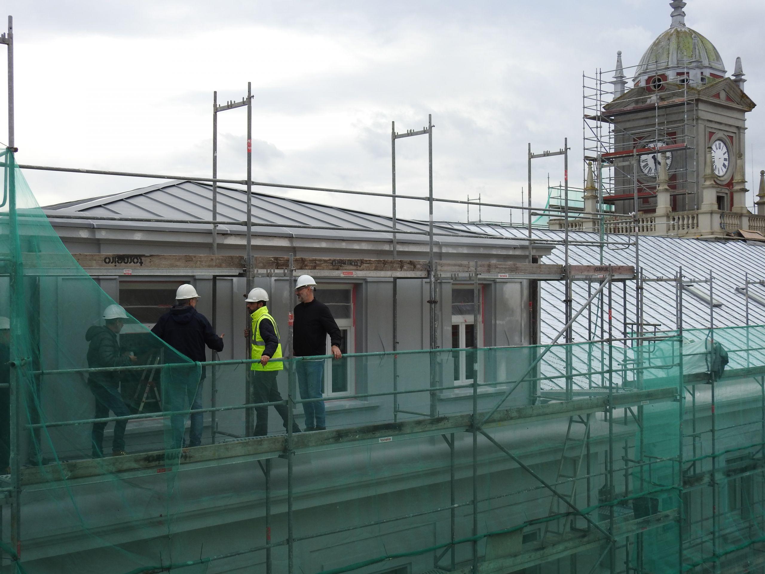 Julián Reina supervisando las labores de pintado. Imagen: Concello de Ferrol