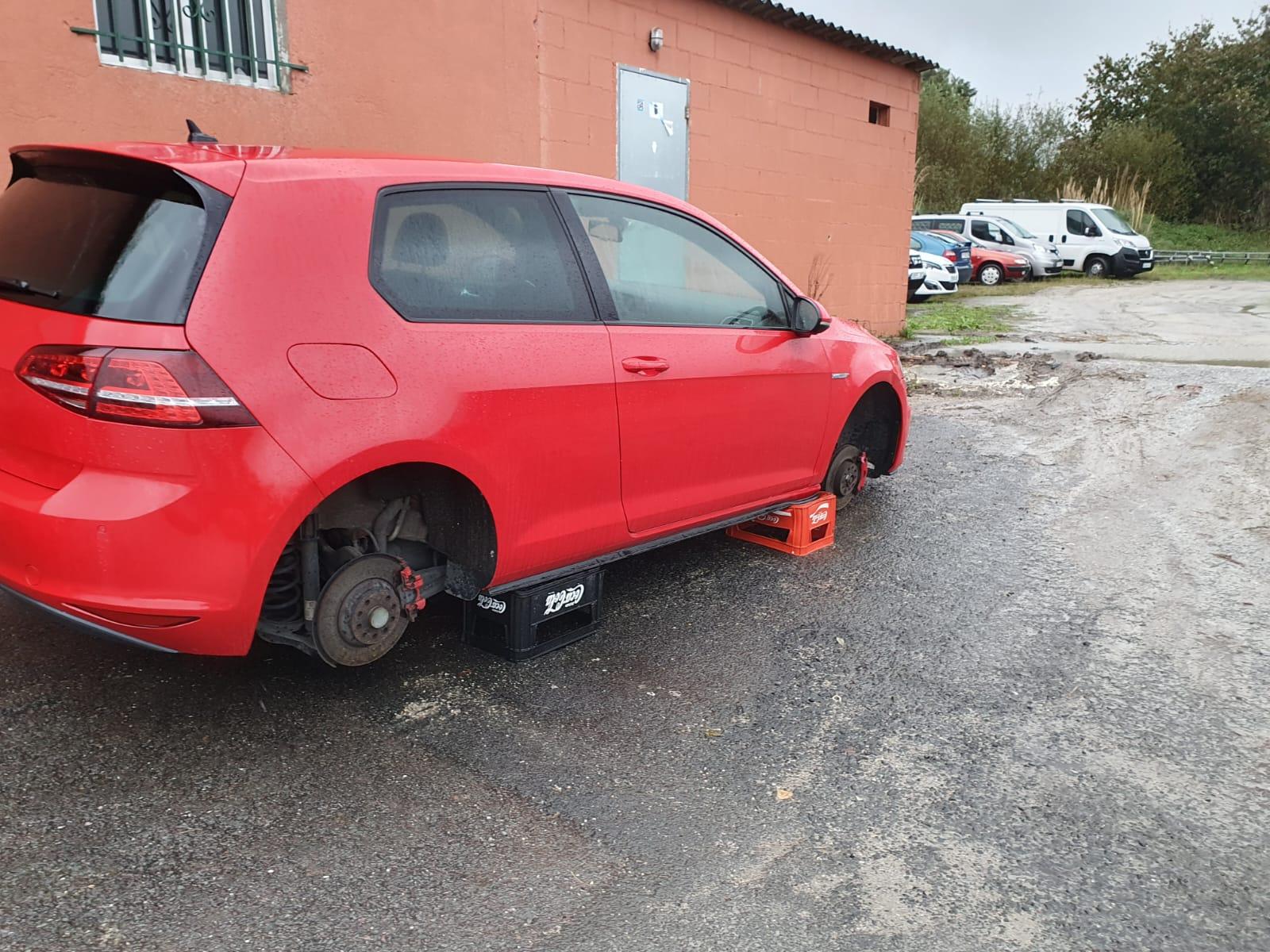 Un vehículo sin ruedas en el aparcamiento del antiguo campo fútbol de la Colexiata de Sar