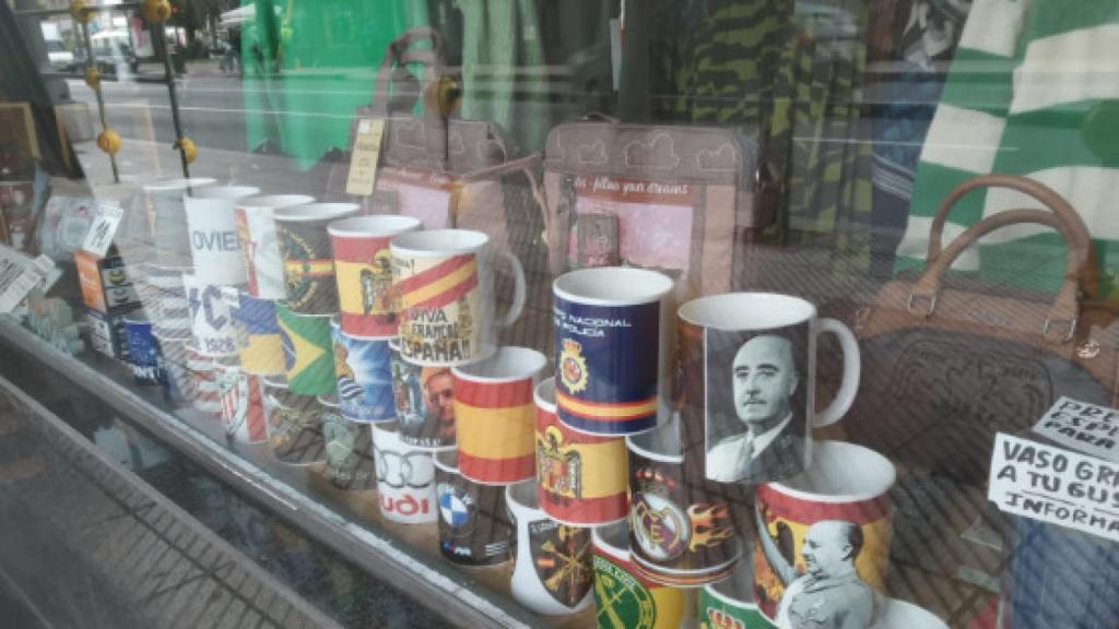 La imagen de las tazas franquistas en el escaparate.