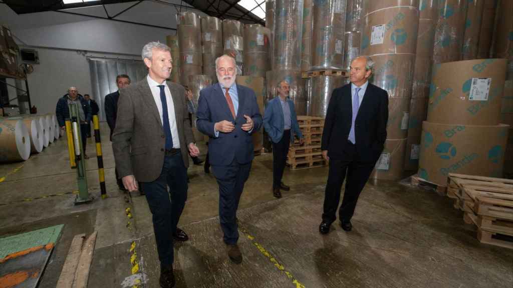 El presidente de la Xunta de Galicia durante una visita a la Papelera de Brandia (Santiago).