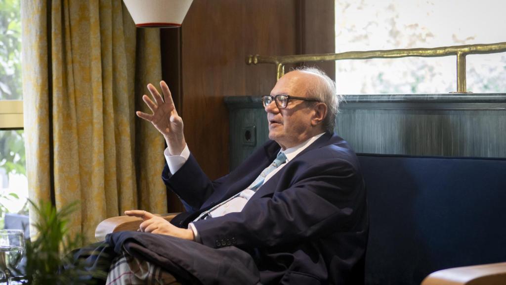 Gimferrer, arropado con el abrigo durante la entrevista.