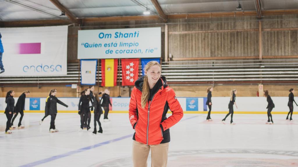 Elya Matveeva, entrenadora de las patinadoras.