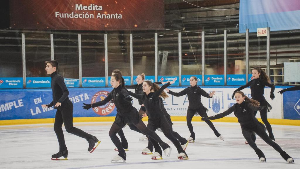 Patinadores del Team Mirum ensayando su programa.