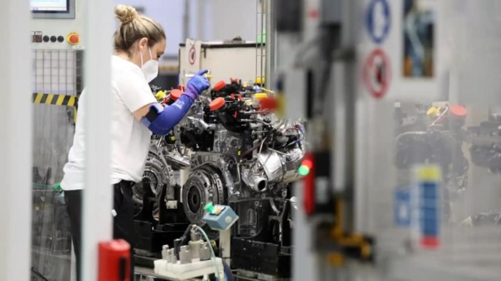 Una mujer trabaja en la fábrica de Renault Motores de Valladolid