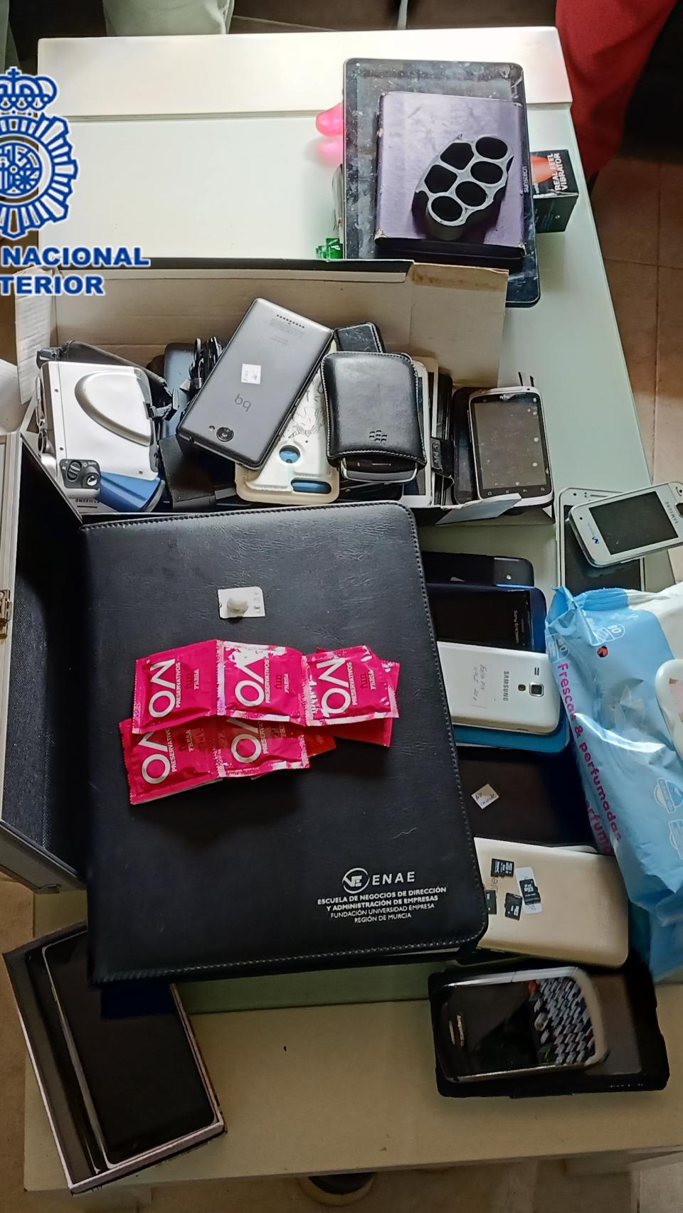 La Policía Nacional llevó a cabo un registró en el que se incautó diversos enseres y cocaína.