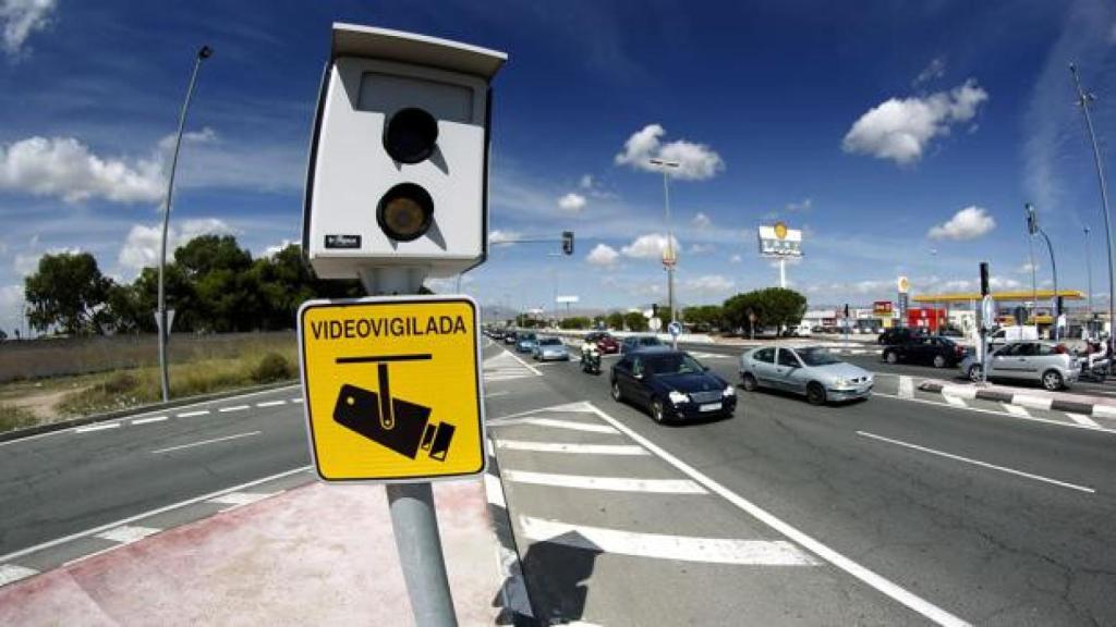 Un radar de tráfico en una carretera
