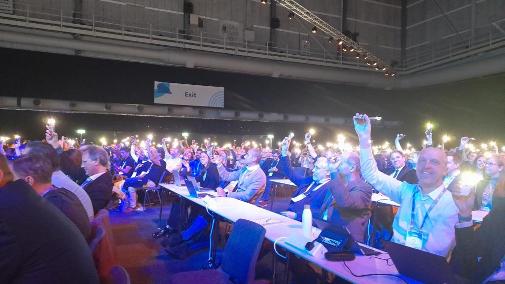El auditorio principal de Stockholmsmässn ha vivido uno de los momentos culmen de su puesta en escena con la canción 'A Sky Full of Stars' 'de Coldplay como banda sonora y la entregada participación del público.
