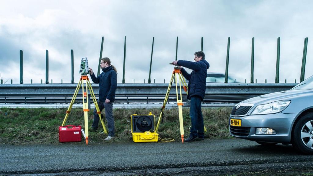 Dos investigadores tomando medidas para el desarrollo del SuperGPS