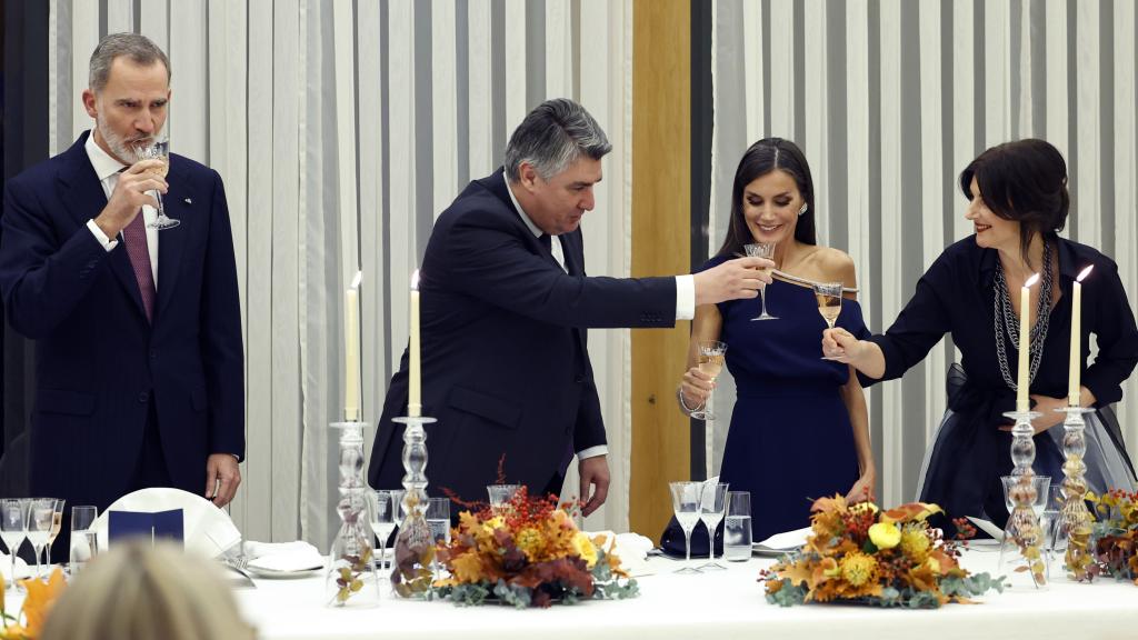 Los Reyes y el matrimonio Milanović posan en el palacio presidencial.