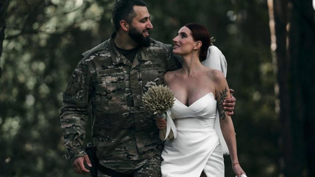 Evgenia Emerald y el oficial Henley el día de su boda en los bosques de Járkov.