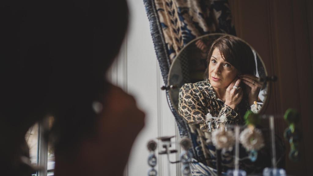 Una de las asistentes a la Fashion Week Latam, probándose los pendientes de Yibina by Bibi Marini.