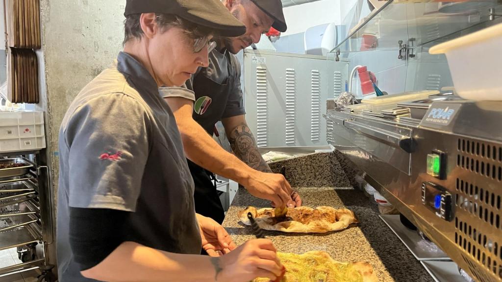 Cocina donde los hermanos elaboran sus auténticas pinsas.