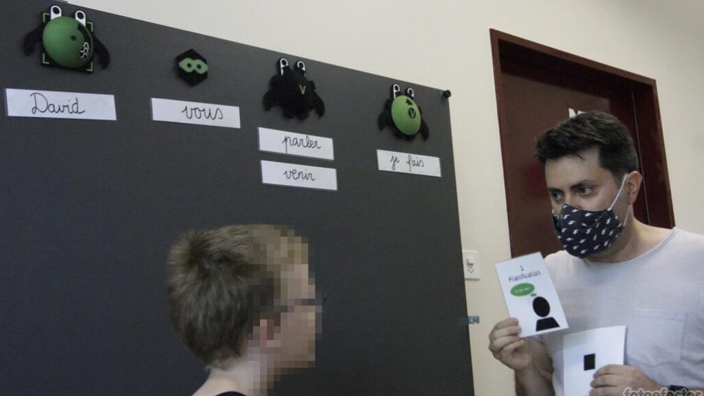 Emilio dando clase en la escuela de Sant-Croix, en Suiza.