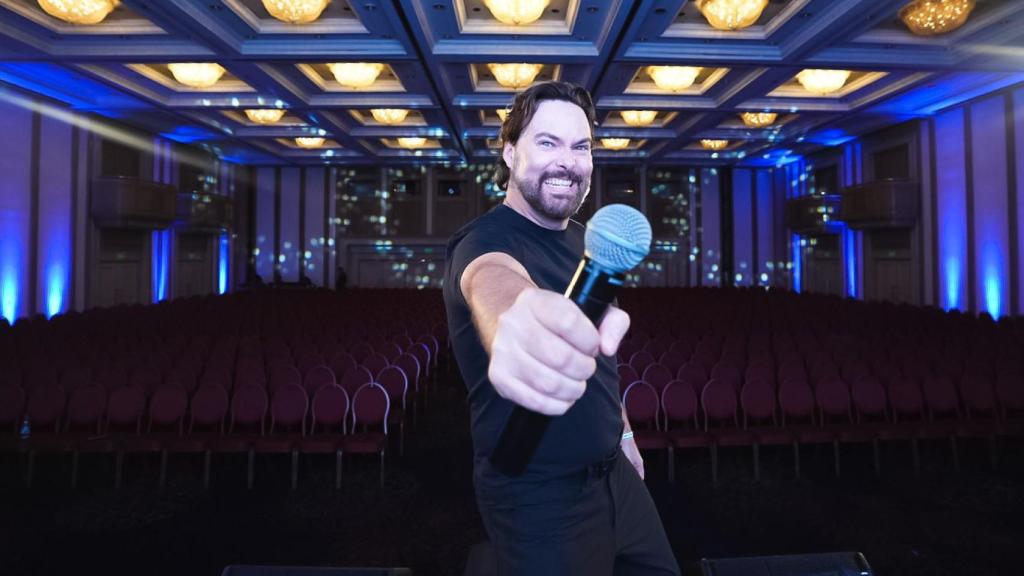 George Harris en una de sus fotos promocionales.