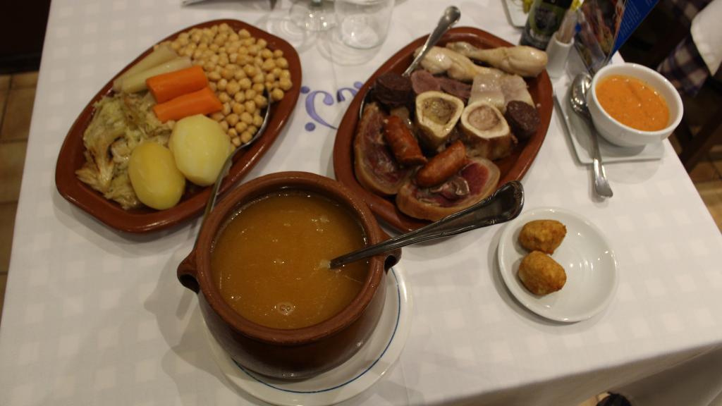 Vista del cocido madrileño que venden en Casa Carola.